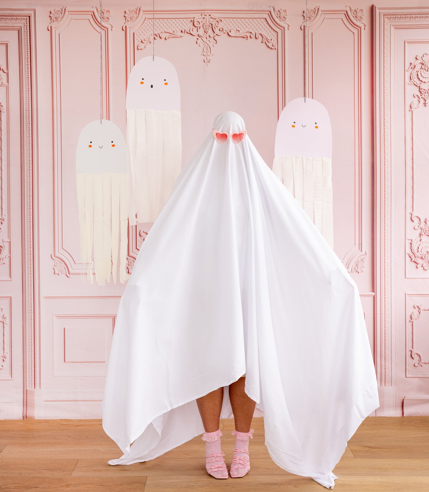 Oversized Ghosts with Crepe Hanging Decor